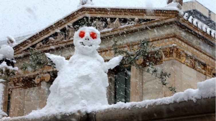 Заледени пътища в Гърция, готвят се за силен снеговалеж