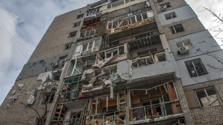 Най-малко две жертви на артилерийски обстрел на блок в Киев