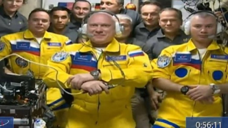 В цветовете на украинското знаме ли бяха облечени руските астронавти на МКС?