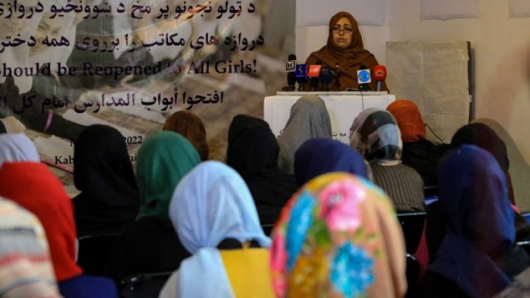 Жените в Афганистан не могат да пътуват със самолет без мъж 