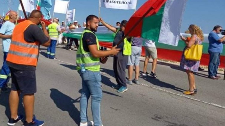 Строители протестират и блокираха АМ &bdquo;Хемус&ldquo;