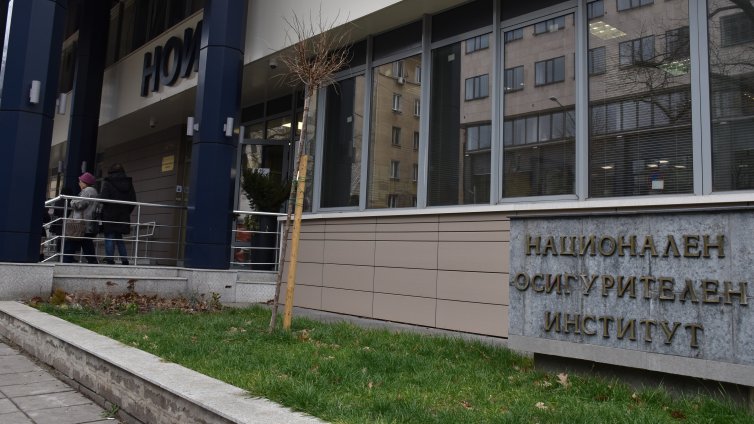 Преизчисляват пенсиите на над 355 000 работещи пенсионери от 1 април