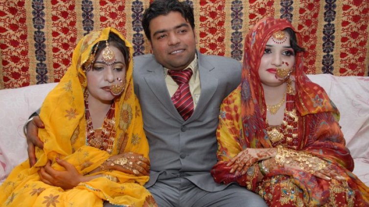 Полигамията - забранена, атакувана, на места - толерирана