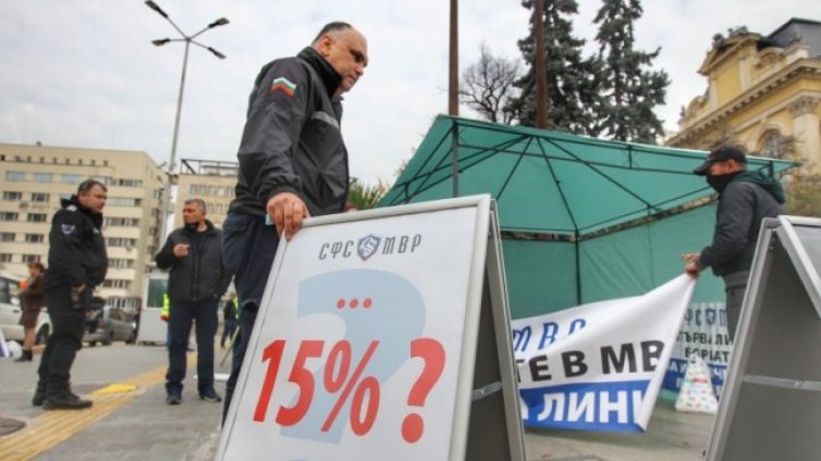 Полицаи и надзиратели вдигат палатковия лагер