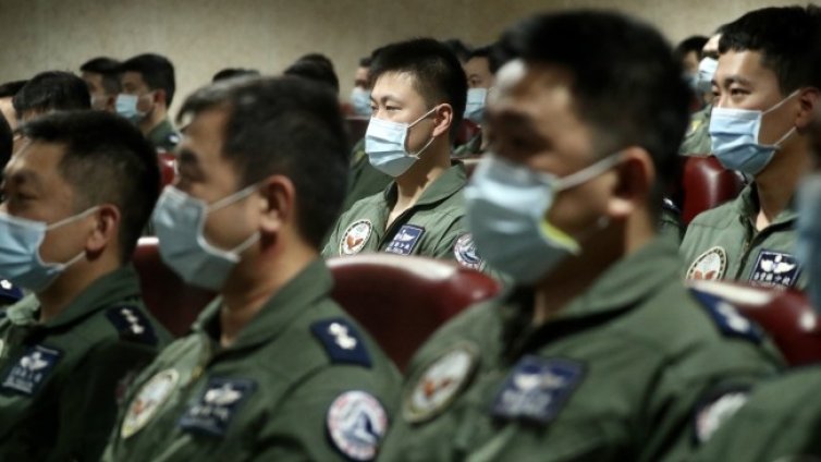 Тайван издава наръчник за оцеляване във война заради Китай