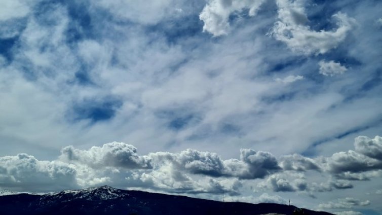 Слънчево, на места ветровито, температурите стигат до 22 градуса