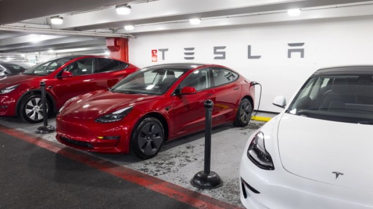 Какво се случва когато компютърът на Tesla замръзне при 130 км/ч?