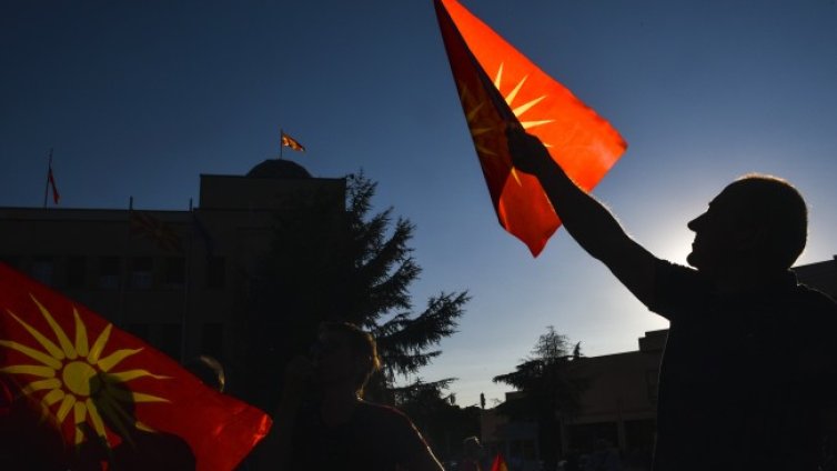 Македонците поставят всички свои съседи пред България