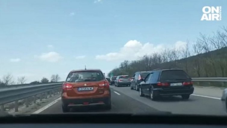 Завръщането - тапи, катастрофи и тарикати в аварийните ленти