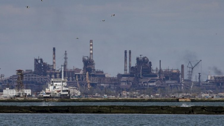 Цивилни успели да напуснат "Азовстал" през дупка в стената