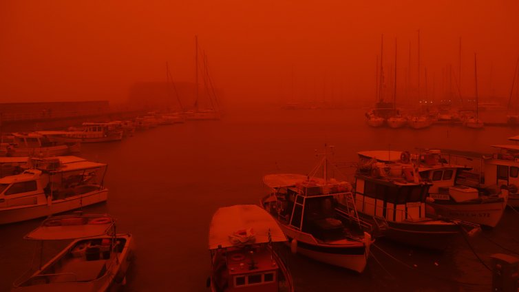 Апокалипсис в Гърция: Червено небе и улици, превърнати в бушуващи реки СНИМКИ/ВИДЕО