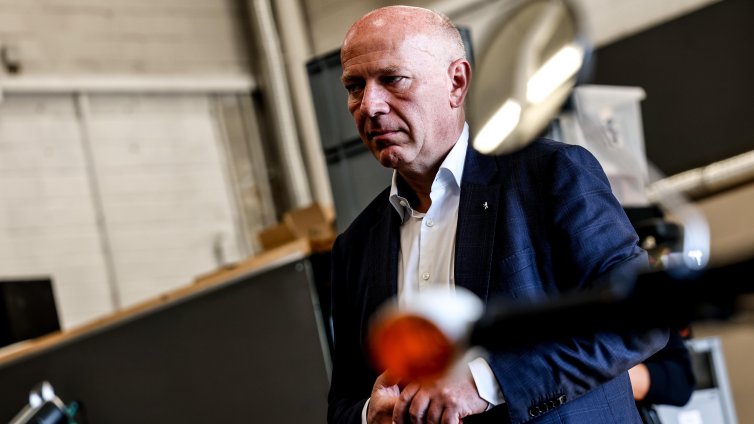 Кметът на Берлин играл тенис, докато 100 000 души бяха останали без ток