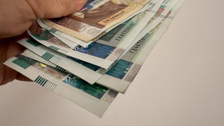 Възрастна жена даде 20 хил. лв. и злато на 19-годишен измамник