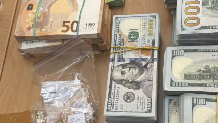 Хванаха недекларирани $740 000, 30 000€ и 1288 гр. злато на Капитан Андреево
