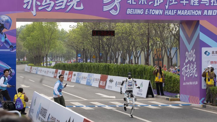 Хуманоиден робот надбяга хората на полумаратон в Пекин, счупи световния рекорд