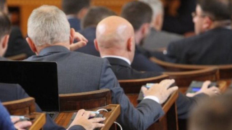 Парламентът намалява мандата на членовете на КЗК от 7 на 5 години