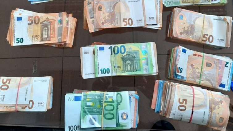 Заловиха българи с &euro;200 000 в багажа, пътували с влак за Италия