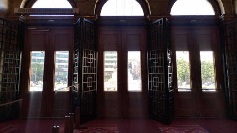 Премахнаха металните решетки от входа на Народното събрание