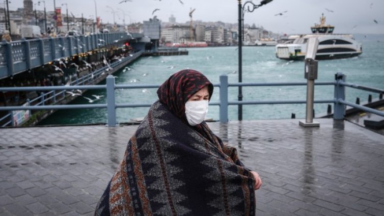 Турция отменя носенето на маски в транспорта