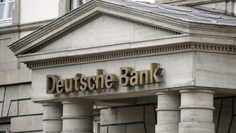 Разследват Deutsche Bank за "екопране на активи"