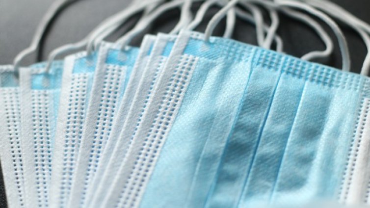 Маската остава задължителна за фериботите в Гърция