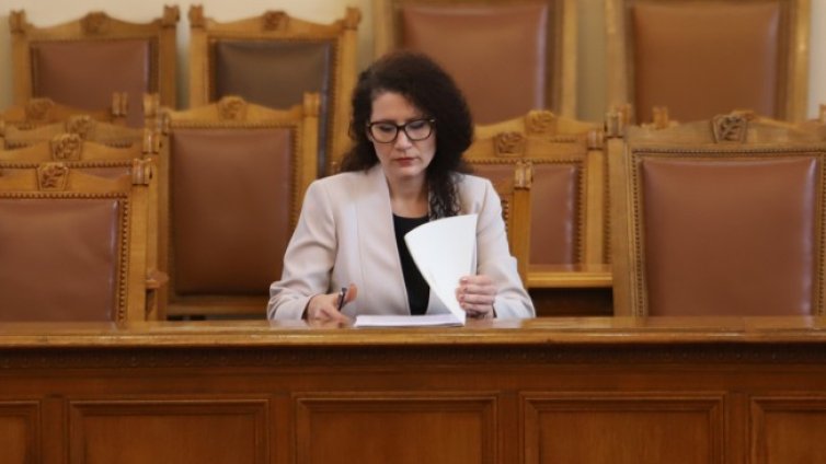 Калина Константинова не вижда причина да подаде оставка 