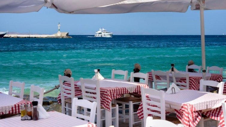 Две напитки и чиния раци - 520 евро, съдят заведение в Гърция