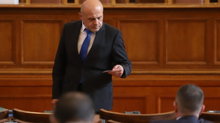 Томислав Дончев:  Тече мощна търговия с народни представители