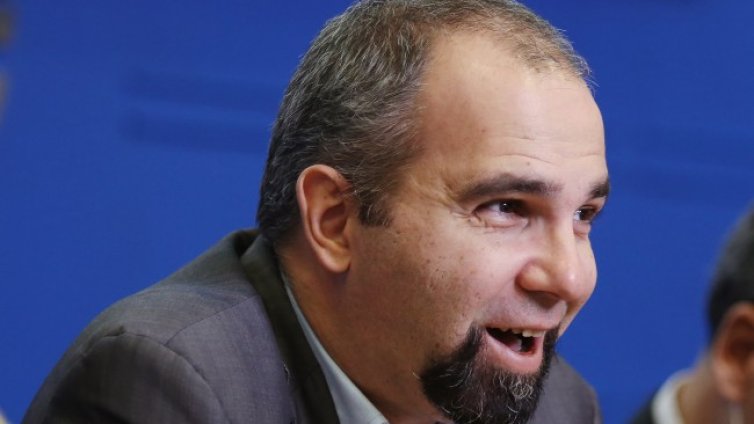 Първан Симеонов: В агонията, която наблюдаваме, печелят Костадинов и Борисов