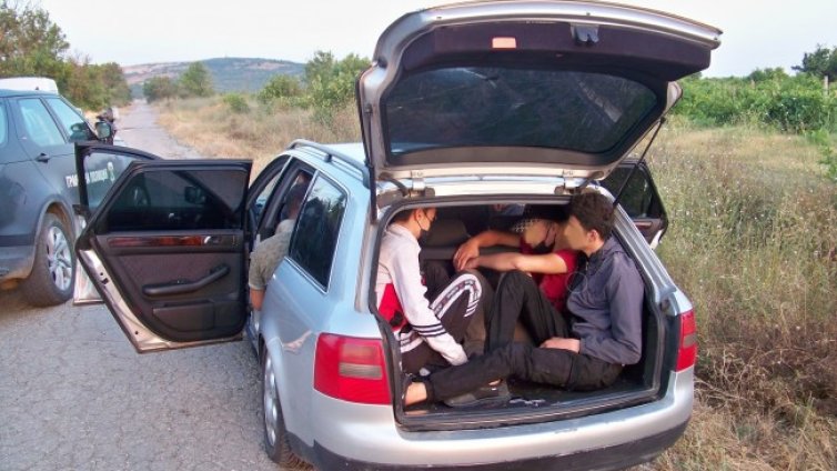 Хората от пограничните села всеки ден се срещат с мигранти 