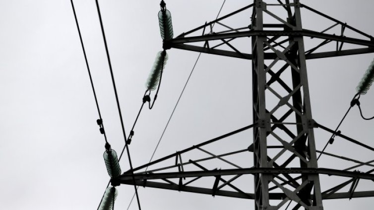 Жители на над 10 села се оплакват от внезапни спирания на тока