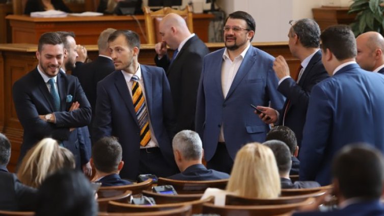 Ще се сбият ли депутатите? Псувни и спречкване за пореден път