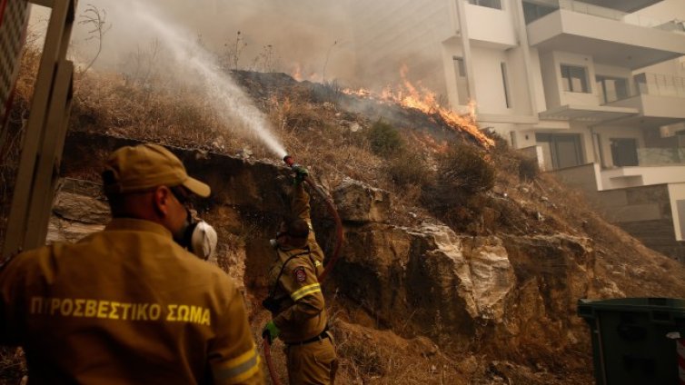 Гърция: 53 пожара пламнаха за денонощие