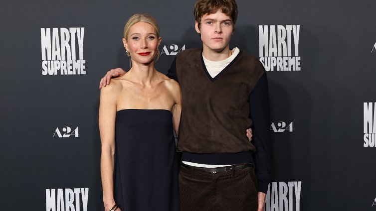 Синът на Гуинет Полтроу и Крис Мартин стана на 20 г.