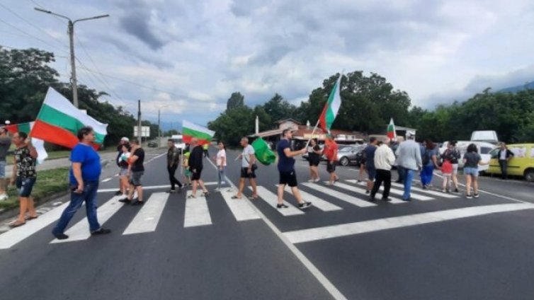 Протестиращи срещу цените на горивата блокираха Подбалканския път 