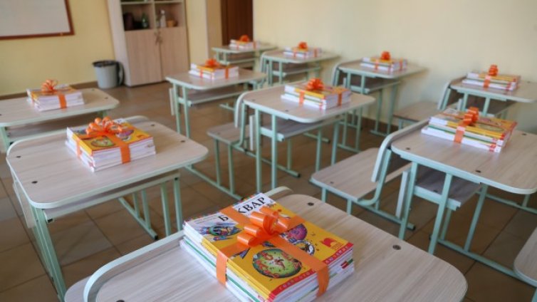 МОН: Средната учителка заплата да стане 2032 лв. от 1 септември