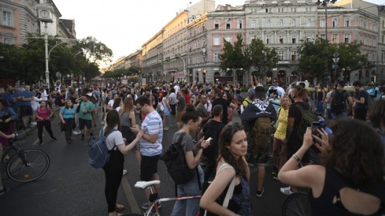 Протест срещу данъчен закон блокира центъра на Будапеща