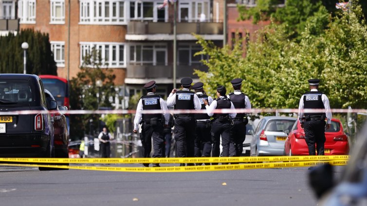 Мъж нападна и намушка с нож двама евреи в Лондон