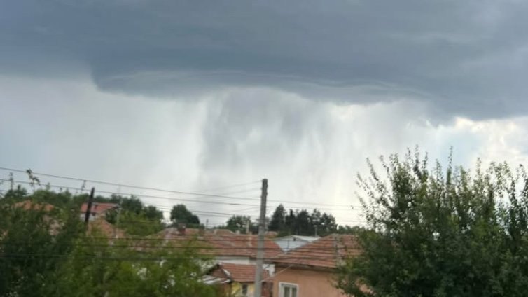 Силна буря и градушка удариха град Левски ВИДЕО