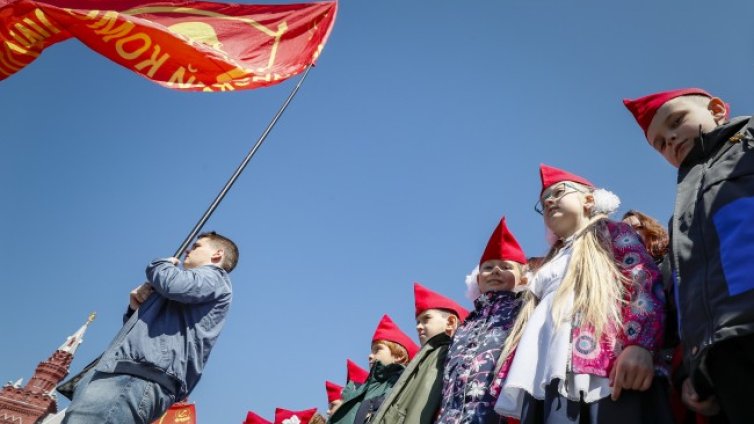 Путин не вярва на младите: Защо се възроди движението на пионерчетата? 