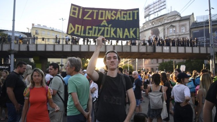 Протест срещу данъчната реформа блокира мост в Будапеща