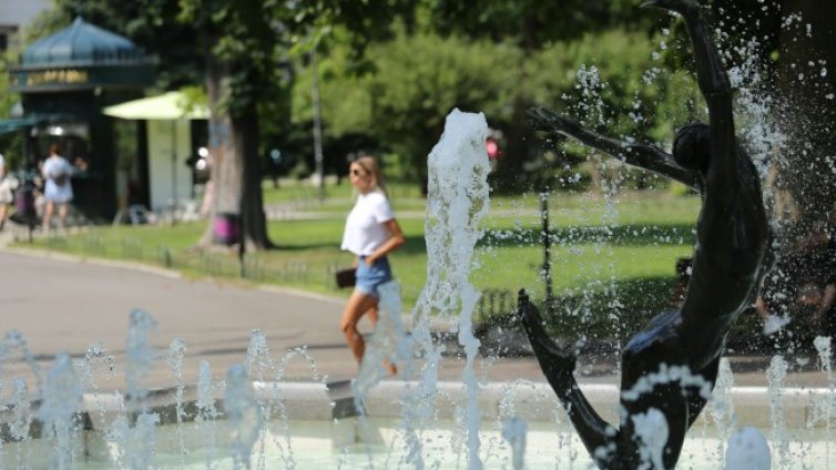 Пек и жега в събота: Оранжев код в половин България, градусите гонят 40&deg; 