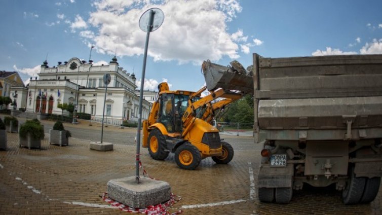 Спират колите пред парламента, пренареждат жълтите павета 