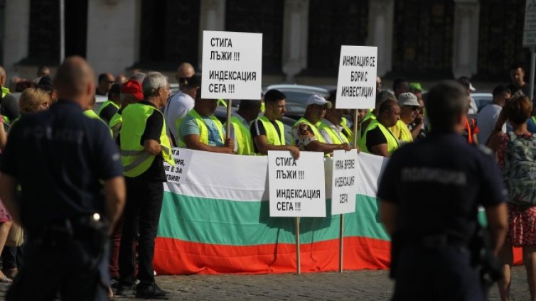 Протестът на пътните строители затвори движението при НС
