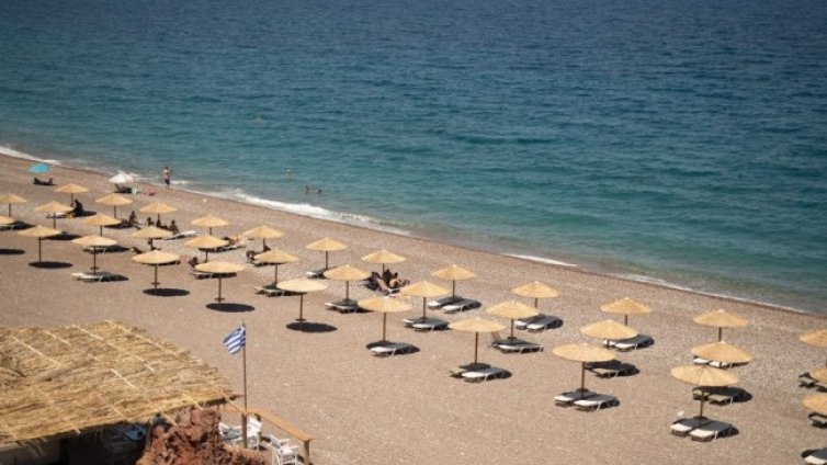 Забраниха влизане в морето на 12 плажа в Гърция, водата замърсена
