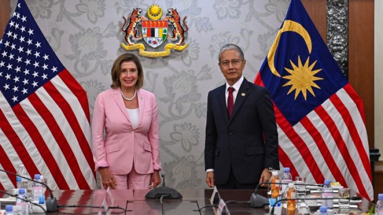 Самолетът на Пелоси се насочва към Филипините