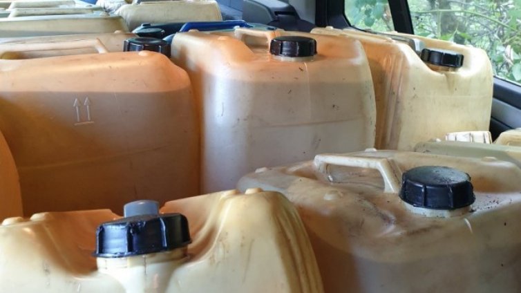 Задържаха мъж, готвил продажба на 850 литра краден дизелово