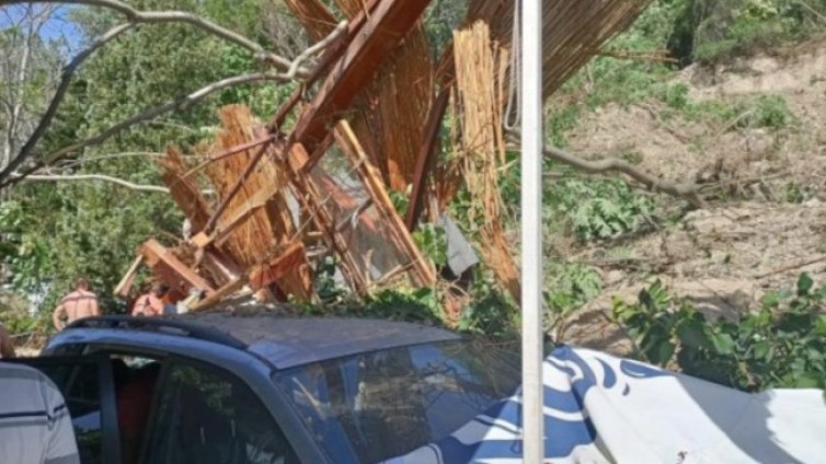 Свлачище край Албена завлече заведение до морския бряг