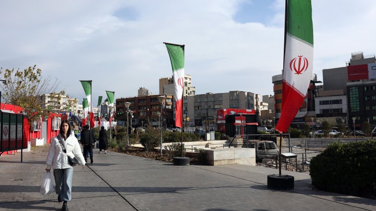 Няколко души нападнаха правителствена сграда в Иран