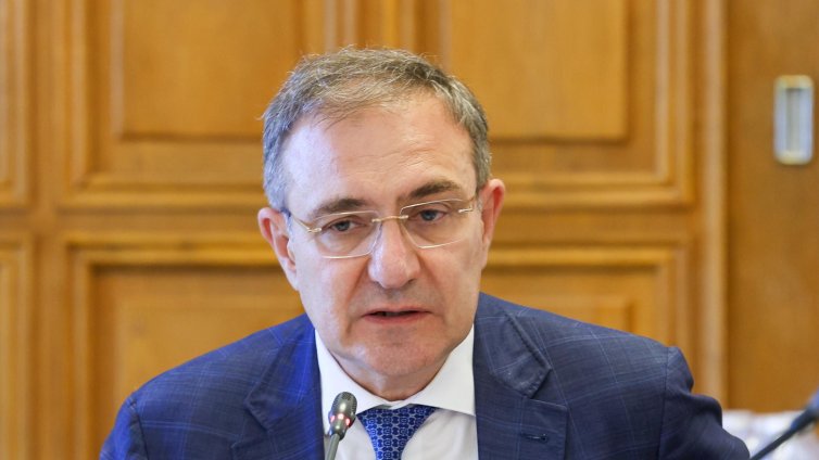 Гуцанов: Обмисляме да намалим срока на одобрение на молбите за работа от чужбина